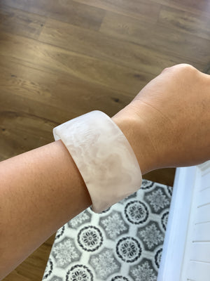 Sandy Cuff - White Marble / Apple Marble