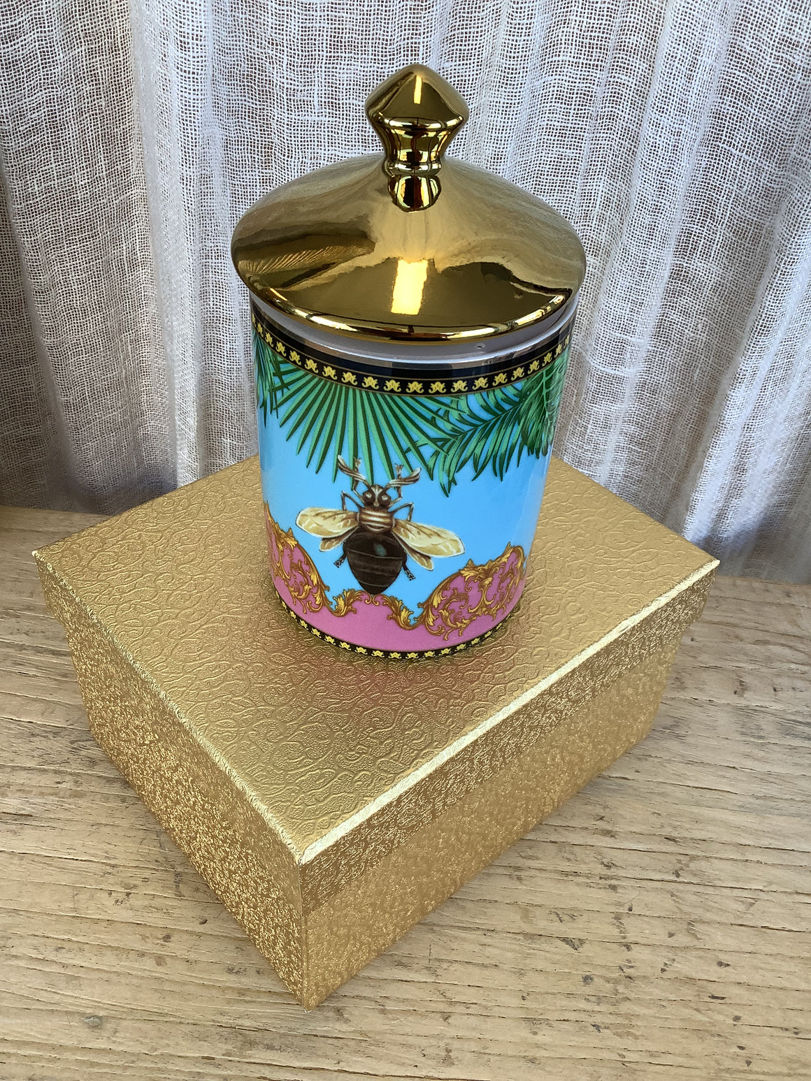 soy candle with vanilla scent and decorative bee pattern on ceramic jar